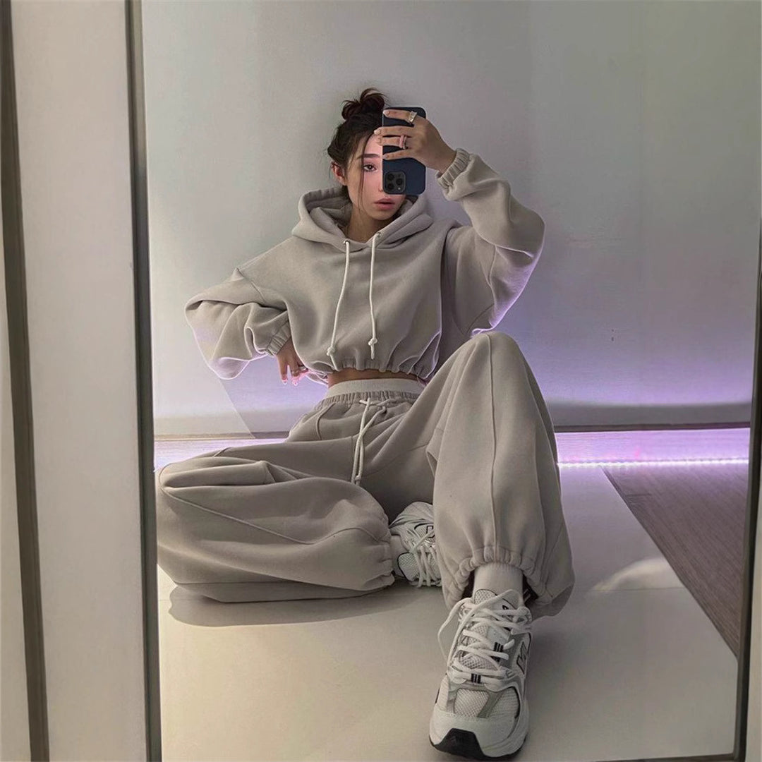 Dame hoodie og joggersæt med sidelommer og elastisk talje