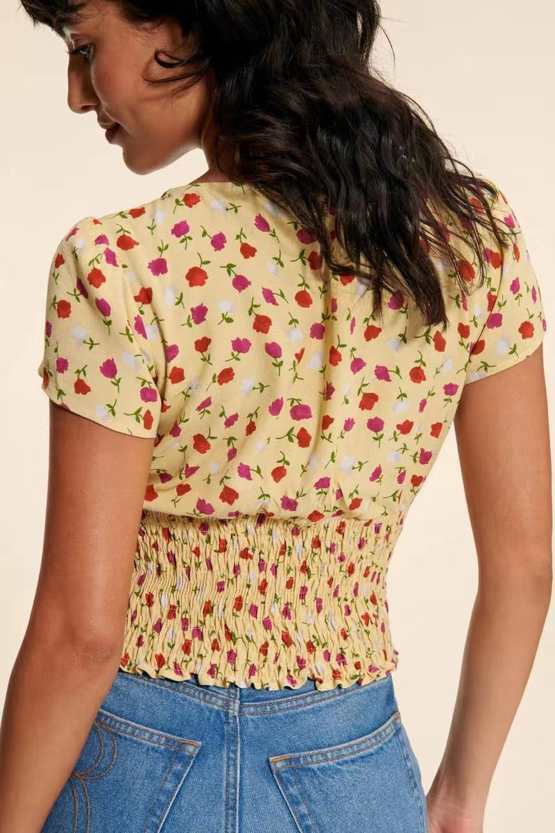 Damebluse med elastisk taljeindsamling og smukt blomstertryk Stilla