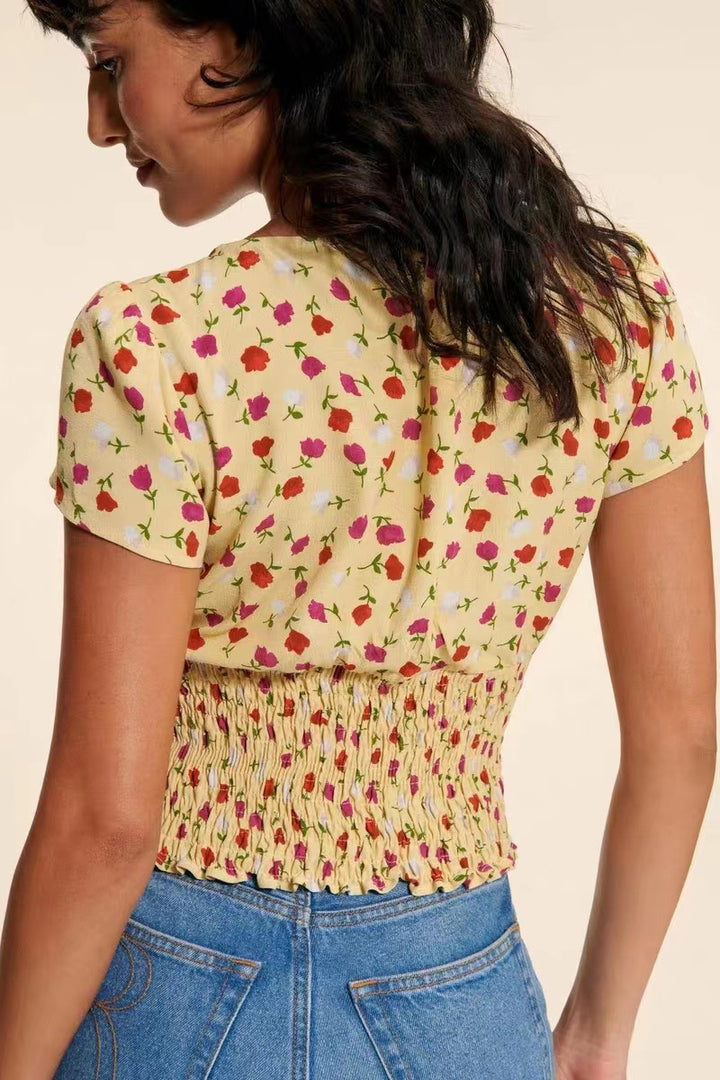 Damebluse med elastisk taljeindsamling og smukt blomstertryk Stilla