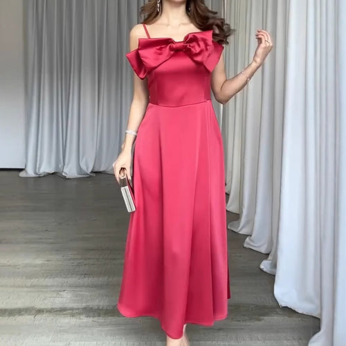 Dame satin midikjole med ekstra sløjfedetalje og skulderfri design Stilla