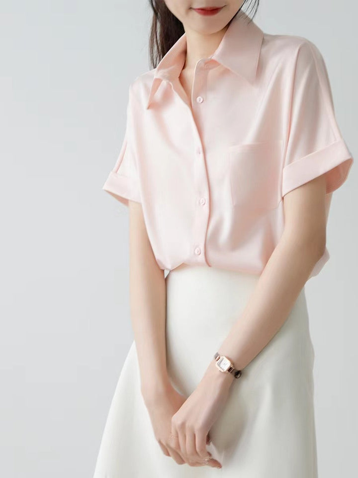 Dame satinbluse med moderne krave og elegante rulleærmer Skovae