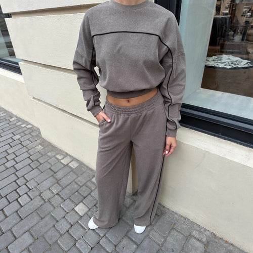 Kvindernes stilfulde sweatshirt og afslappede bukser Skovae