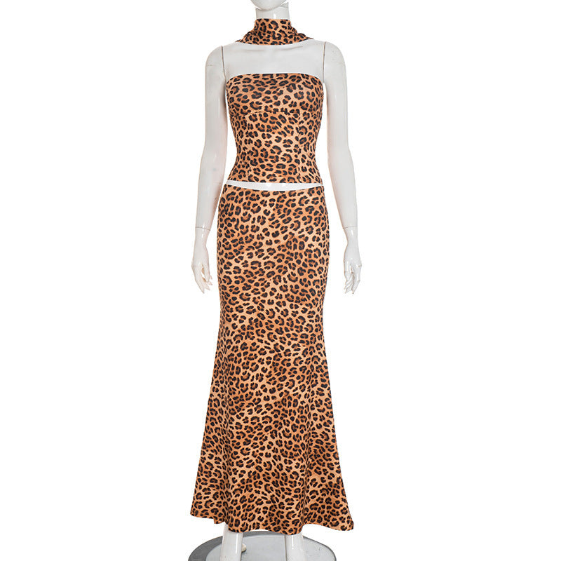 Dame maxikjole med figursygt stof og elegant leopardmønster Skovae