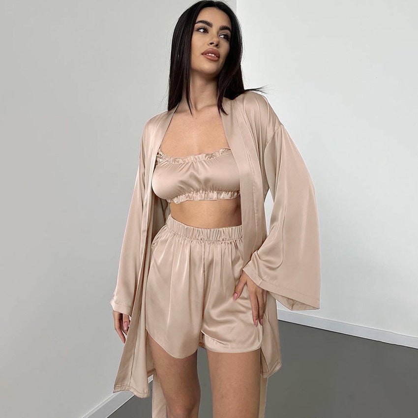 Dame Satin soveoutfit med fine flæsedetaljer og afslappet snit Stilla