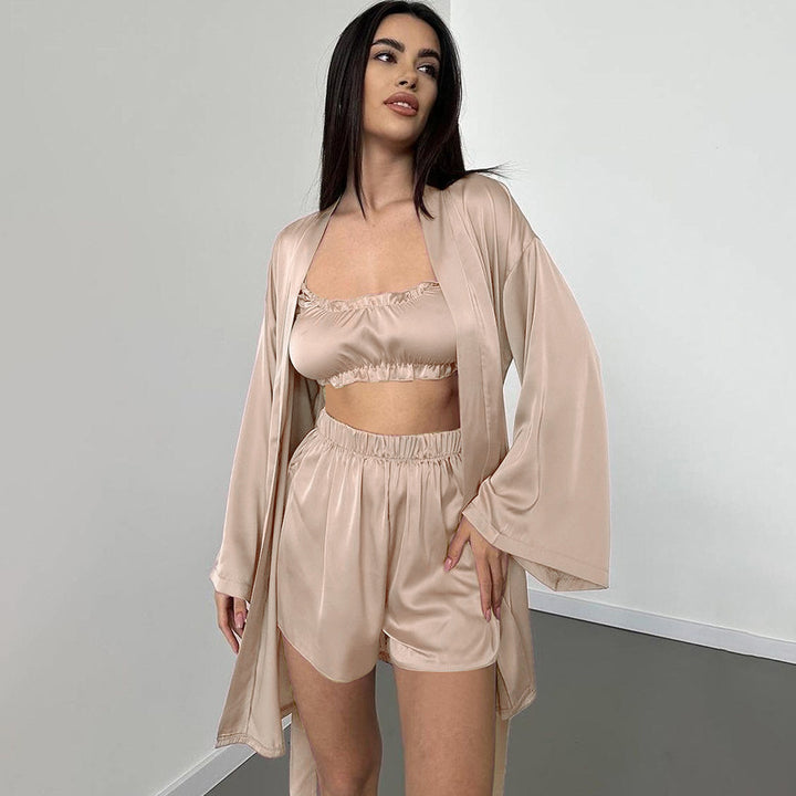 Dame Satin soveoutfit med fine flæsedetaljer og afslappet snit Stilla