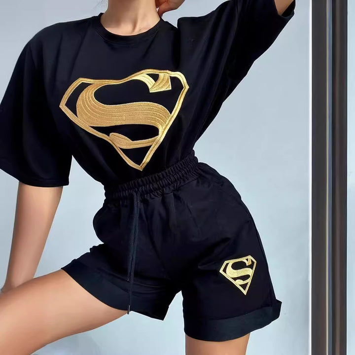 Kvinders sporty kortærmet skjorte og shorts sæt med eksklusivt logo design Skovae