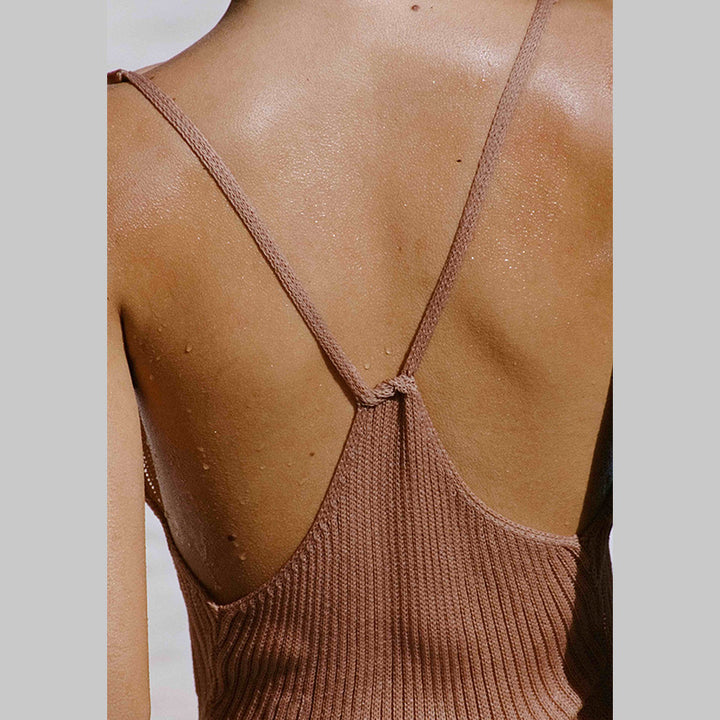 Damer elegant strikkemaxikjole med fascinerende cut-out-detaljer Skovae