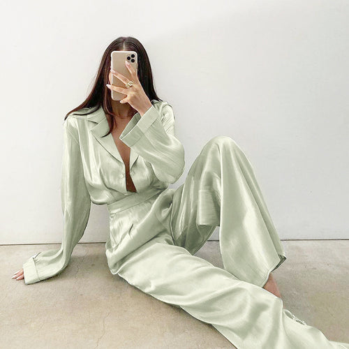 Dame Satin Pyjamasæt med elegant snit og knapdetaljer Stilla