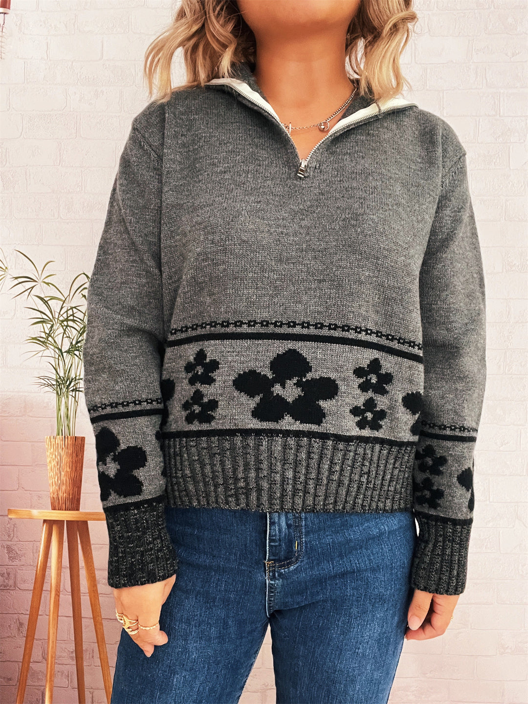 Kvinders strikket sweater med blomster mønster og høj krave Stilla