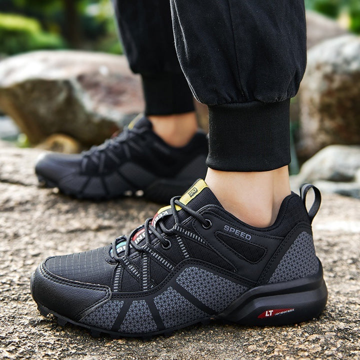Herren nan robust Trailrunning- og Outdoor-sneakers med grepvennlig multiterræn-profil sål, forstærket tåhætte og bungee-snøring Skovae