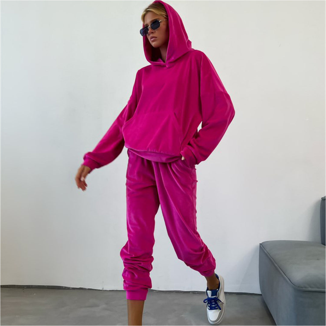 Kvinders stilfulde fleece loungewear sæt med hoodie og bredskårede bukser Skovae