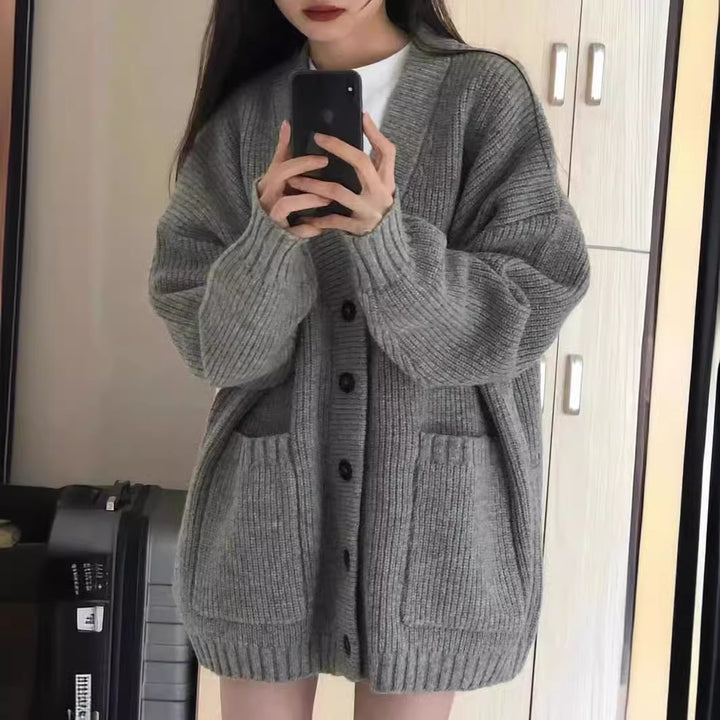 Dame Stor Strikcardigan med praktiske lommer og dyb V-udskæring Stilla