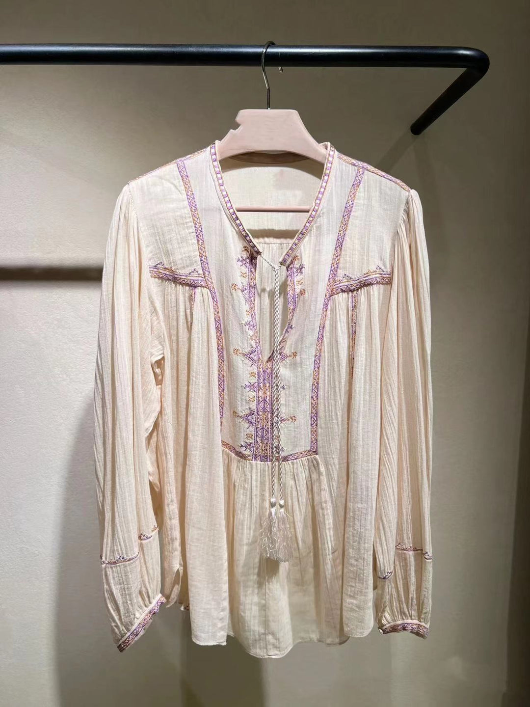 Damebluse med detaljeret broderedesign og fransede accenter Stilla