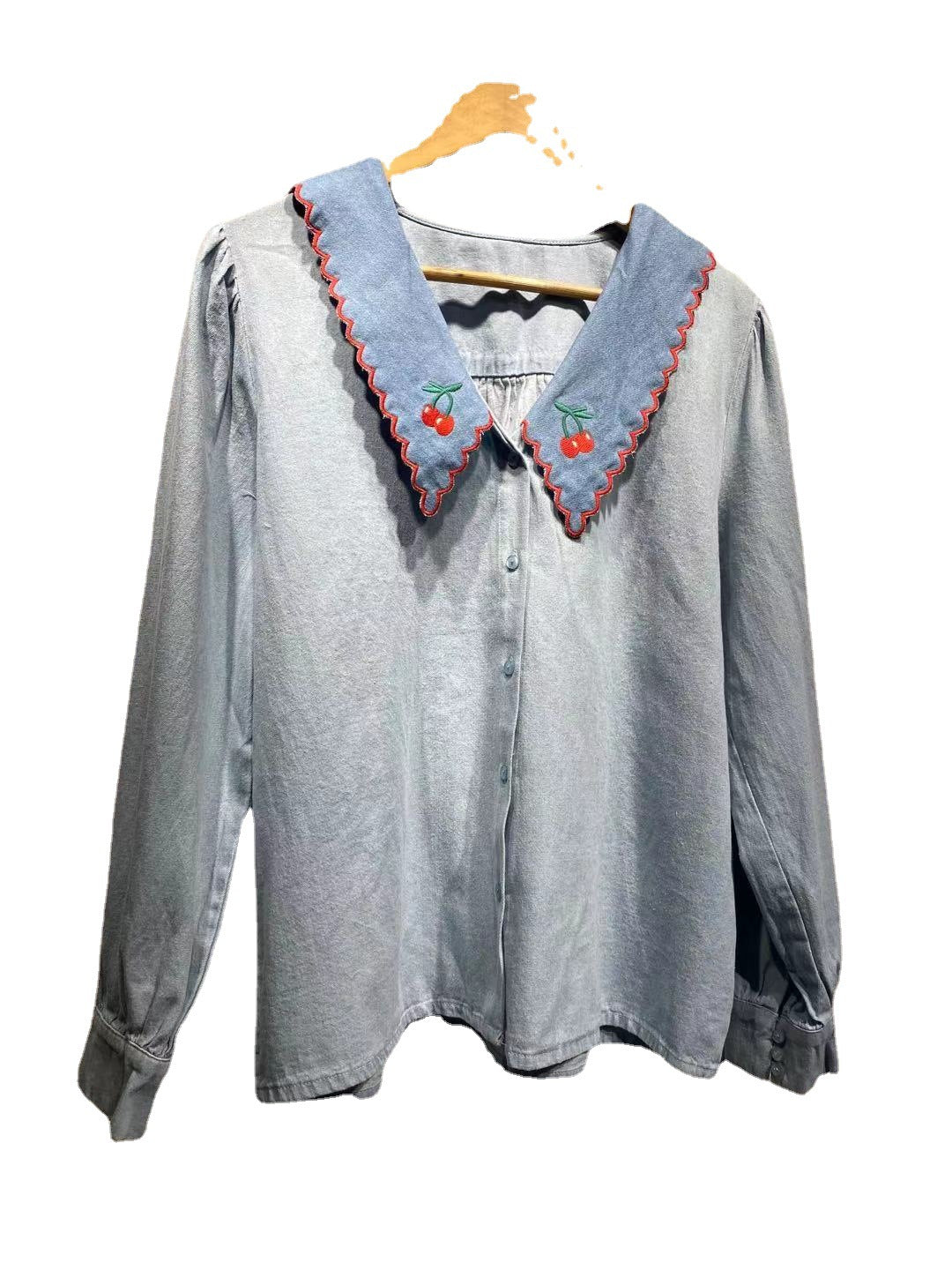 Damebluse med stor, bølget krave og broderede detaljer Stilla