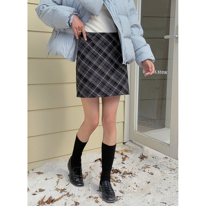 Dame rutet mini skirt i blød uldblanding med elegante lommer og plisseringer Stilla