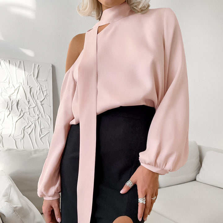 Damebluse med asymmetrisk snit og dekorativt slipsaccent Stilla