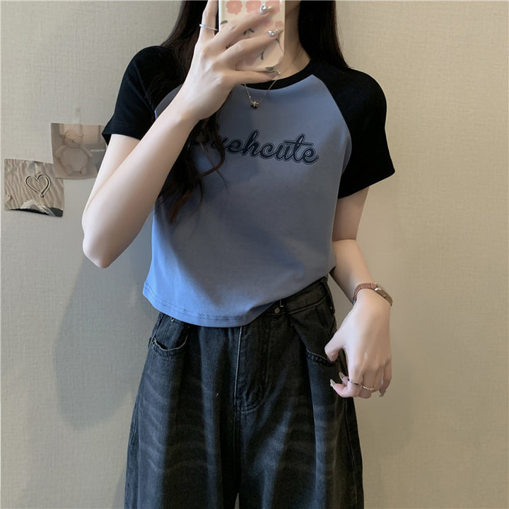 Femme Cropped Graphic T-Shirt med Legesyg Tekst Stilla