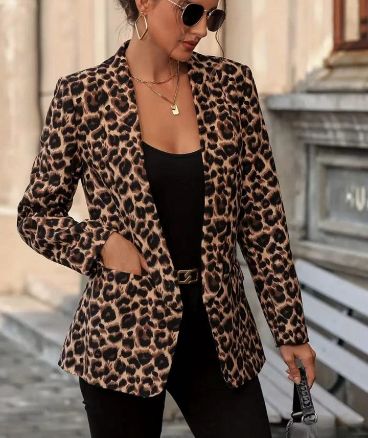 Kvinders blazer i trendy dyreprint med elegante kraver og praktiske lommer