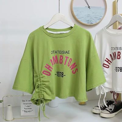 Kvinders cropped T-shirt med afslappet snor og kreativ tekst Skovae