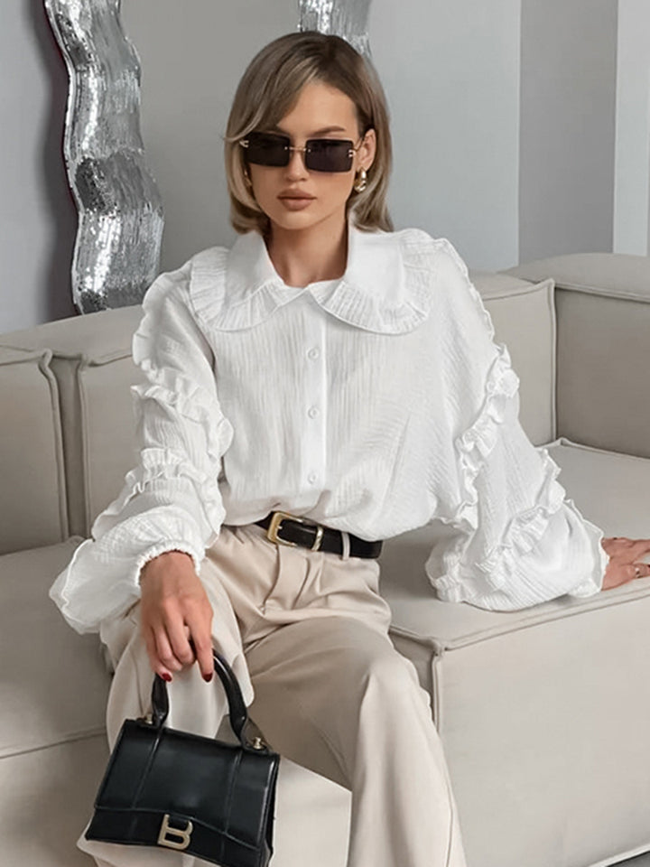 Damebluse med elegante flæsedetaljer og klassisk krave Stilla