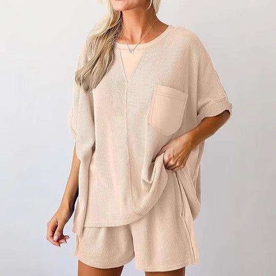 Dame afslappet todelt sæt lavet af struktureret bomuld med oversized T-shirt og shorts Stiila