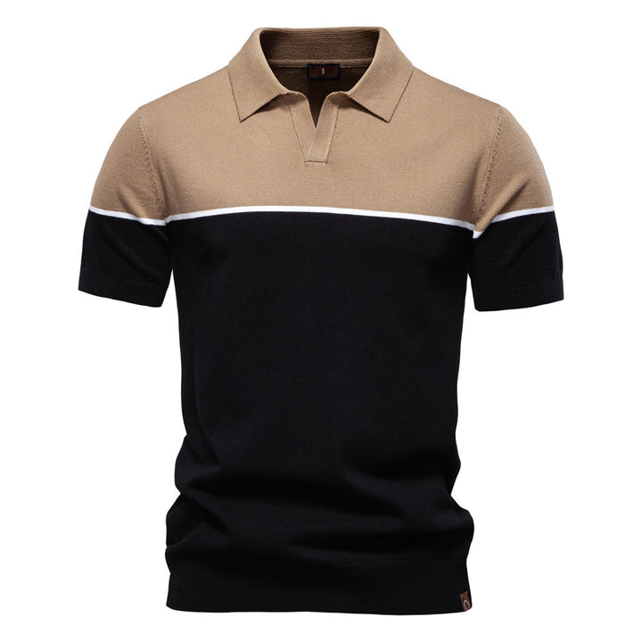 Herren nan modernes kortærmet poloshirt i finstrik med åben reverskrave og horisontal kontrastpas Skovae