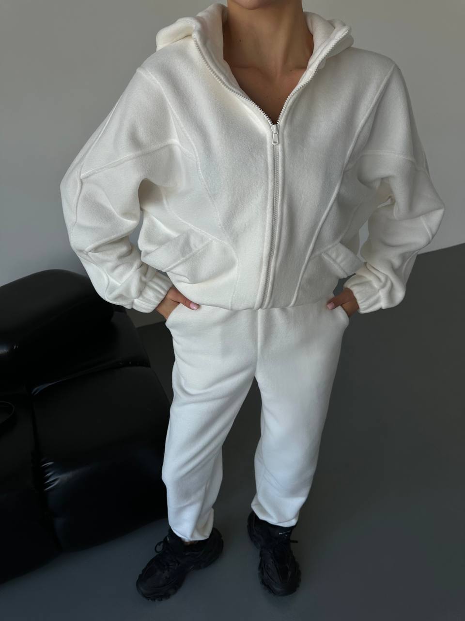Kvindernes fleece træningsdragt med moderne stand-up krave og praktiske lommer