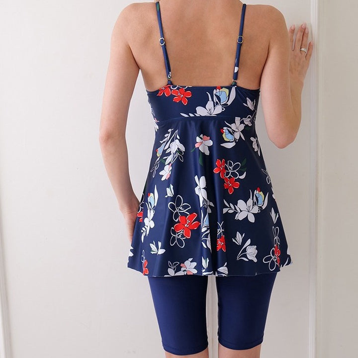 Dame badedragt med svingende skirt og modige blomster mønster Stilla