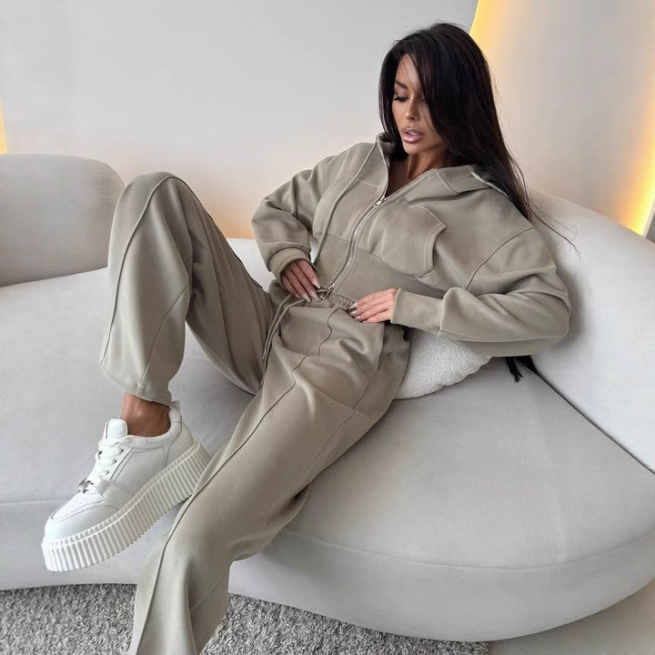 Kvinders sporty loungewear outfit med hættejakke og bred benåbning Skovae
