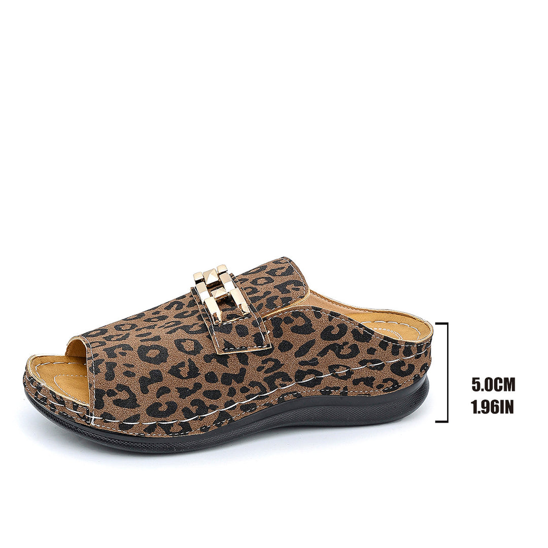 Dame pantoletten med iøjnefaldende leopardmønster og fashionable spænde-detaljer Stilla