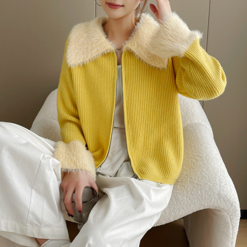Kvinders cardigan med luksuriøs faux fur krave og ribbet strik drape