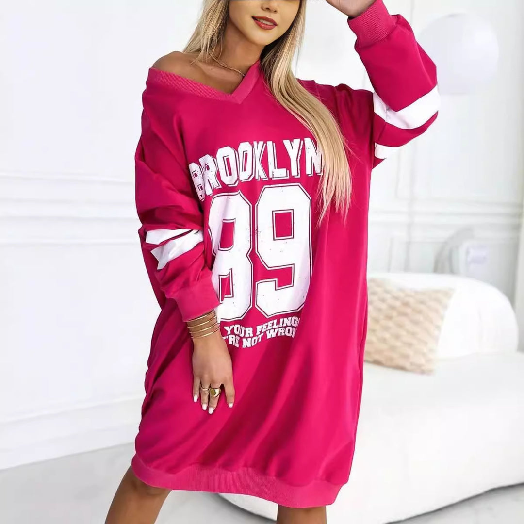 Dame sporty oversized kjole med V-hals og stilfuldt print Stiila