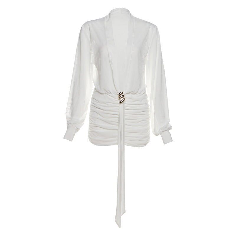 Dame indpakningsbluse med elegant drapering og farverig brochelukning Skovae