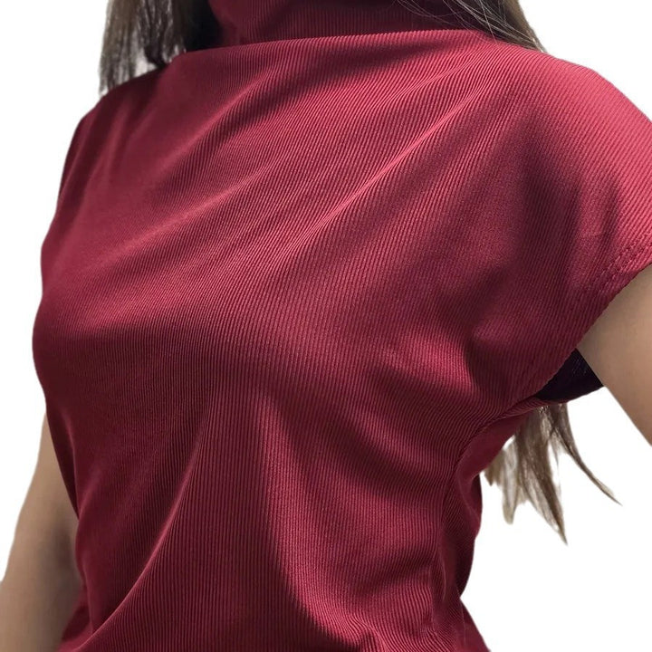 Kvindernes fashionable kortærmet skjorte med høj krave og elegant snit