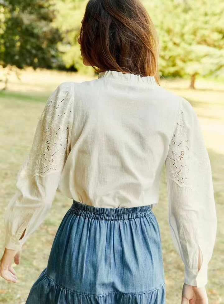 Damebluse med detaljeret hulbroderi og elegante puffærmer Stilla