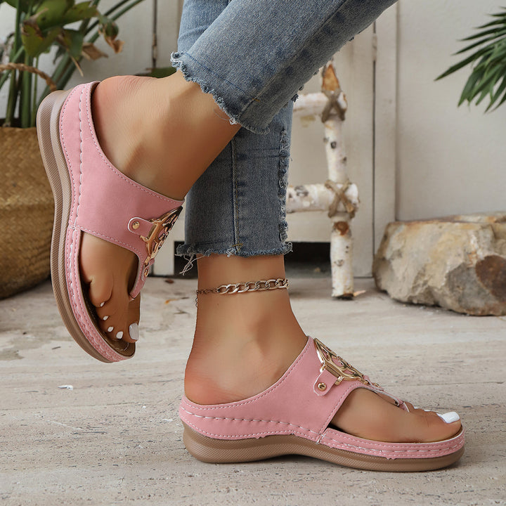 Dame Komfortable Tåflipflops med elegant Metalapplikation Stilla