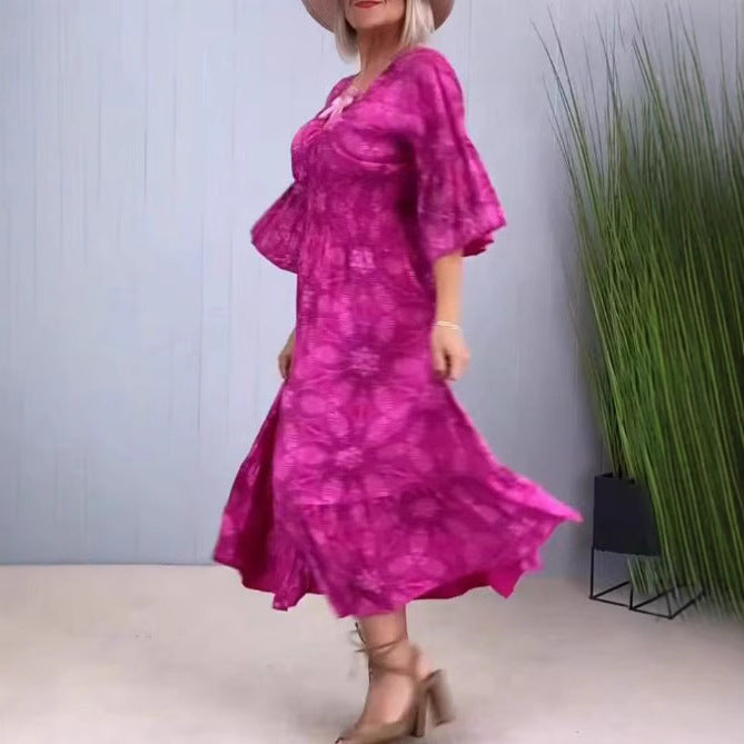 Dame i flydende kaftan-midi kjole med v-hals, løs silhuet, lagdelt nederdel og trekvartærmer Skovae