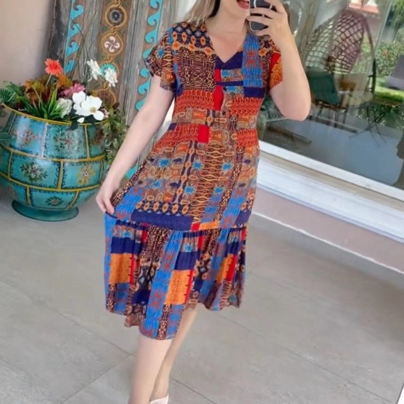 Dame nan gestuftes Midikleid mit V-Ausschnitt, kurzen Ärmeln und Patchwork-Optik Skovae