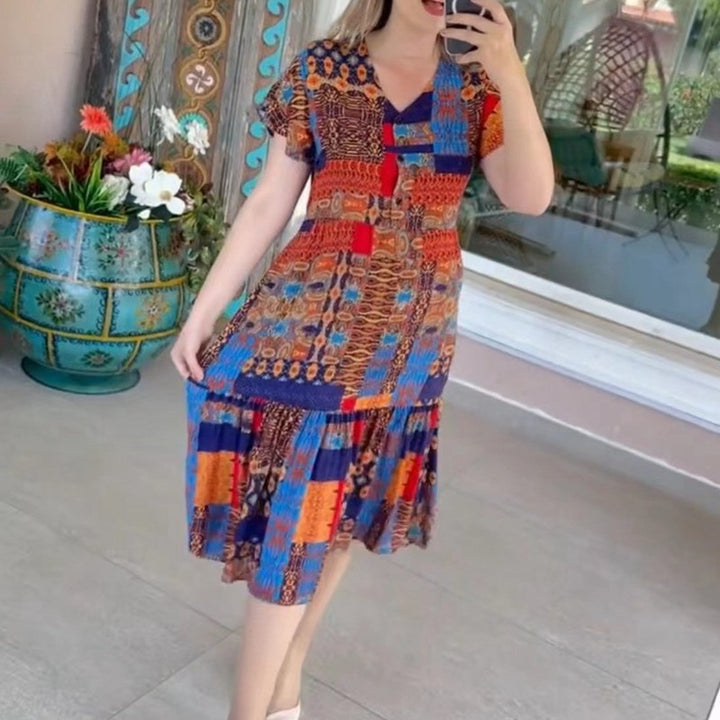 Dame nan gestuftes Midikleid mit V-Ausschnitt, kurzen Ärmeln und Patchwork-Optik Skovae