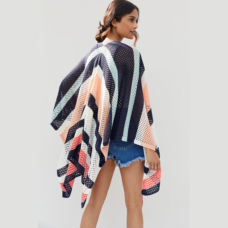 Dame luftig strandponcho med moderne farvedesign Stilla