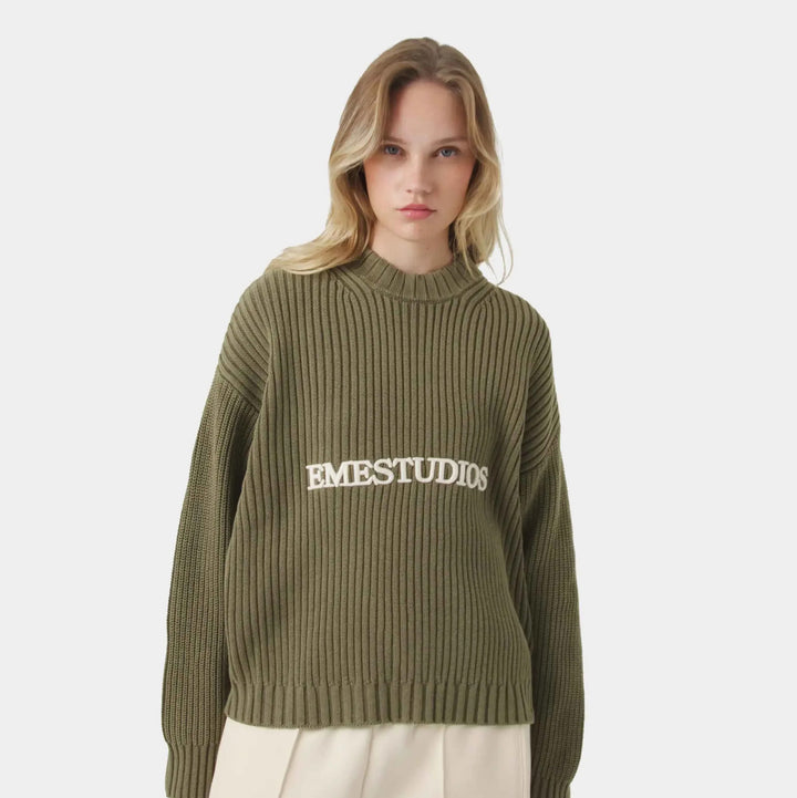 Kvinders chunky strik sweater med en afslappet pasform og iøjnefaldende skrift Stilla