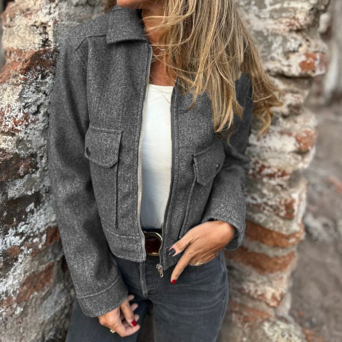 Kvinders afslappede cropped jakke med praktiske brystlommer og lynlås Stilla