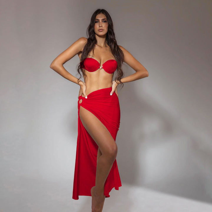 Dame bikini-sæt med elegant bandeau-top og fashionable indpakningsskørt Stilla