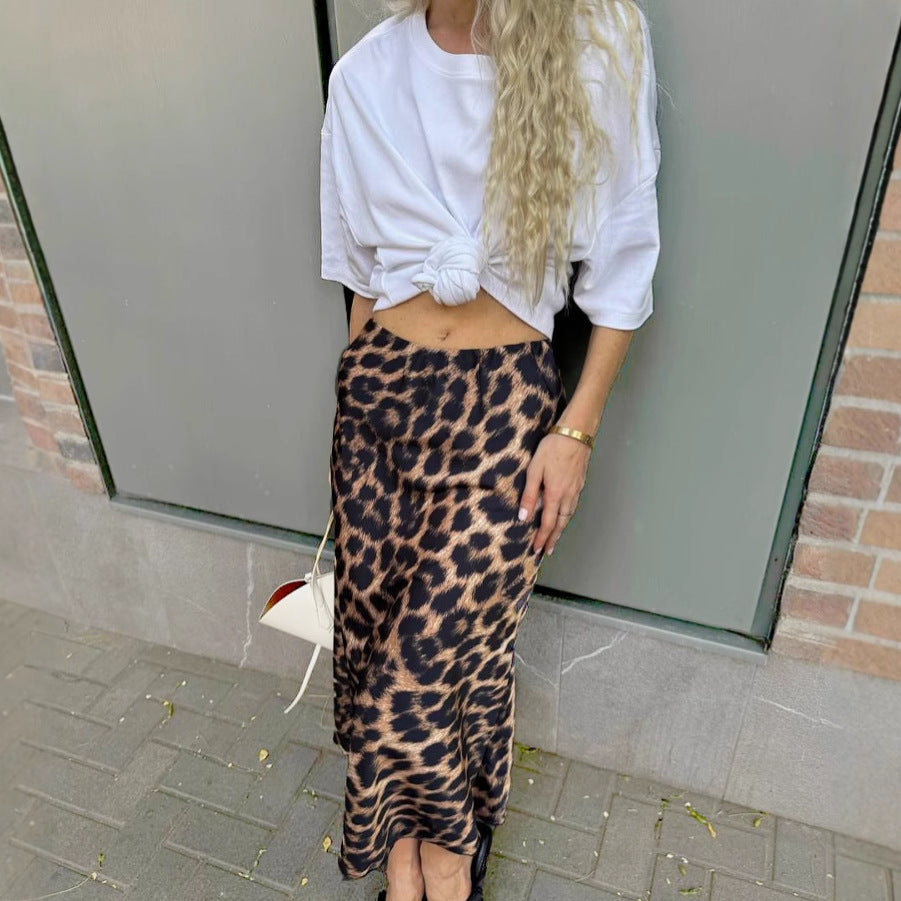Dame Maxiskørt i leopardmønster med flydende snit og høj slidse Stilla