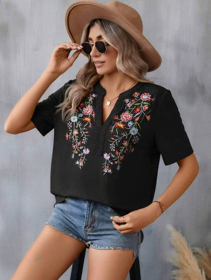 Damebluse med detaljeret blomsterbroderi Stilla