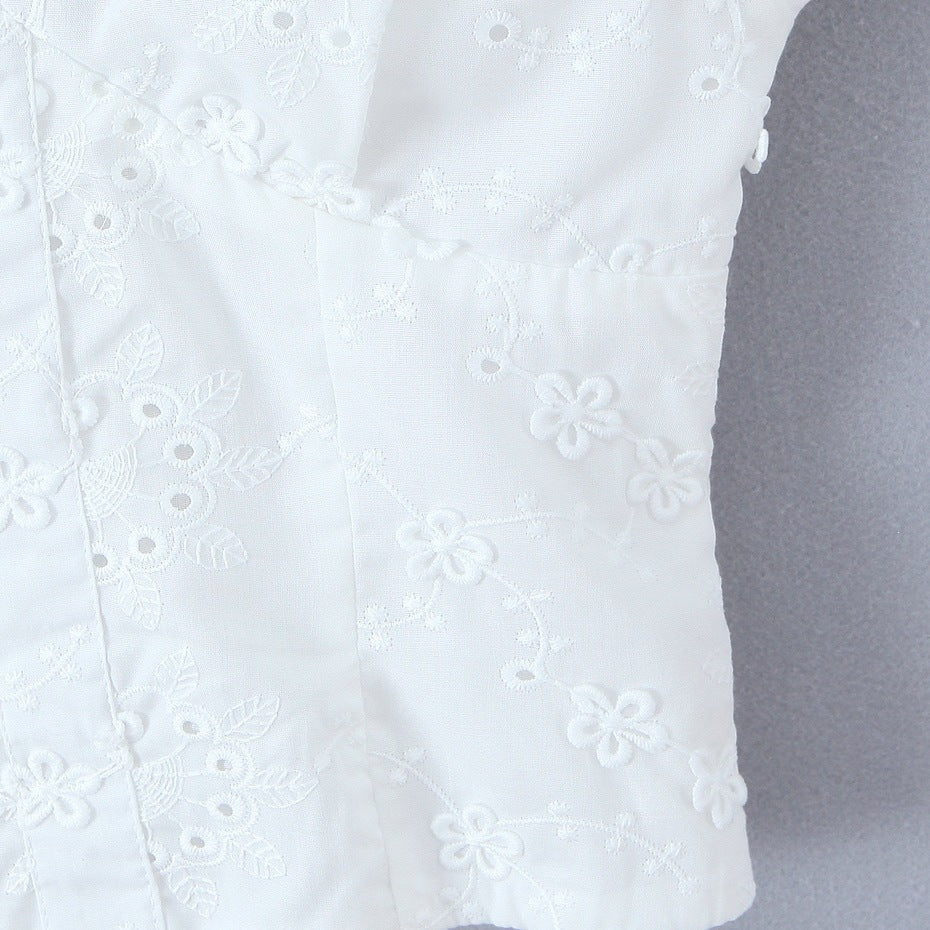 Damebluse med blomsterbroderi og romantisk flæseudskæring Skovae