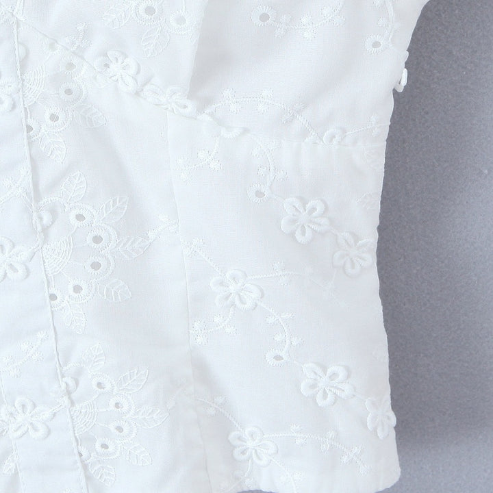 Damebluse med blomsterbroderi og romantisk flæseudskæring Skovae