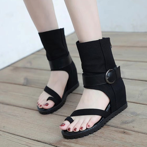 Dame Wedge-sandaler med moderne folder-design og justerbar rem Stilla