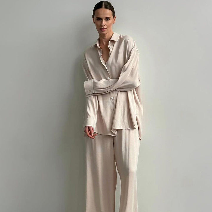 Dame elegant og komfortabel satin pyjamasæt med lange ærmer og fine knapdetaljer Stilla