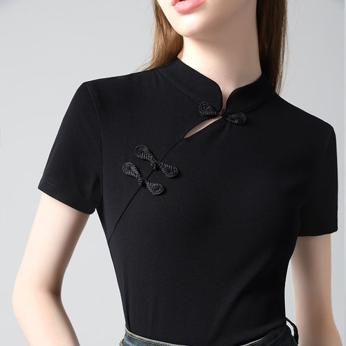 Dame T-shirt med elegant ståkrave og kunstneriske knapdetaljer Stilla